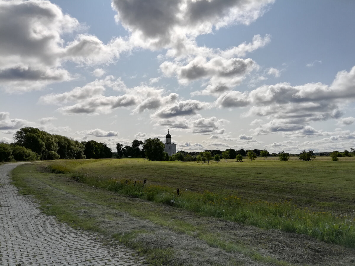 Дорога к Храму покрова на Нерли. Фото © Кононыхин Денис. https://vk.com/album185782966_266988355