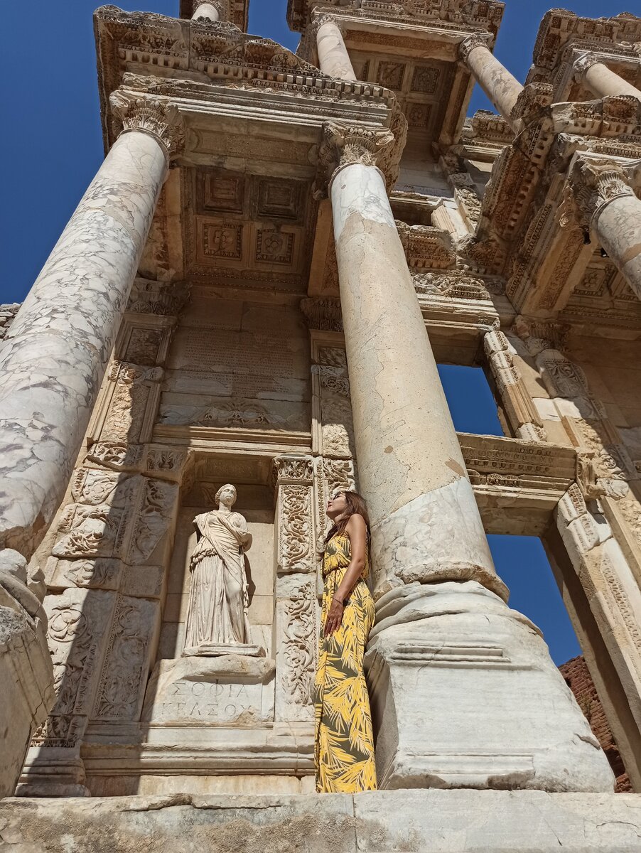 Во второй пол.3 в.н.э. библиотека была разрушена пожаром во время нашествия готов.