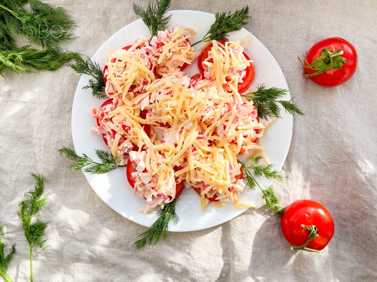 Салат с крабовыми палочками и помидорами