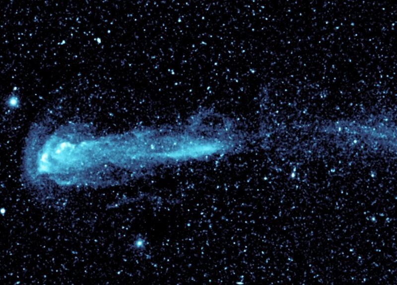 Звезда Mira с хвостом длиной 13 световых лет летит по галактике со скоростью 470 000 километров в час! Это изображение было создано из нескольких изображений Galaxy Evolution Explorer, собранных в мозаику.