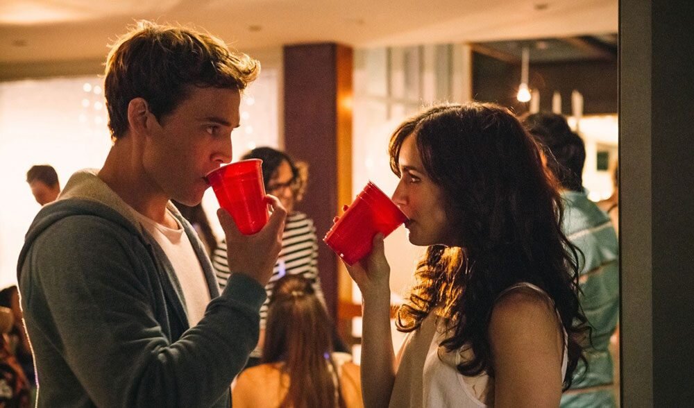 Сэм Клафлин и Лили Коллинз в фильме "С любовью, Рози". 