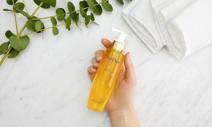 Больше не нужно тереть лицо ватными дисками, чтобы удалить два слоя туши или стойкую помаду. Масло растворяет грязь, пыль, стойкий макияж и себум, освежая и делая кожу увлажненной и мягкой. Масло примулы вечерней в составе имеет высокую концентрацию гамма-линоненовой кислоты Омега-6 и глубоко питает кожу. Не содержит красителей, отдушек и минеральных масел.