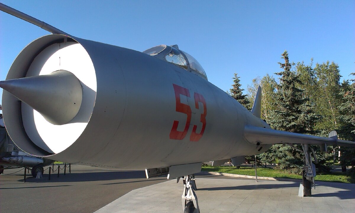 Истребитель-бомбардировщик СУ-7Б. Фото автора