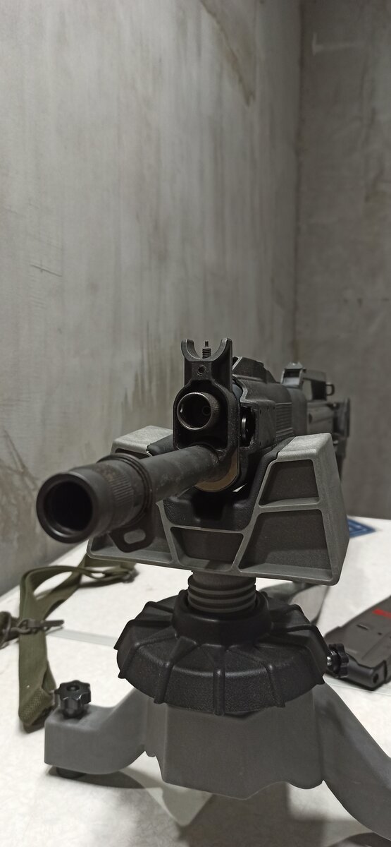 "Сдавайся!" - как бы говорит нам ружье, - "А то я вас всех немедля убью (но это не точно)!"