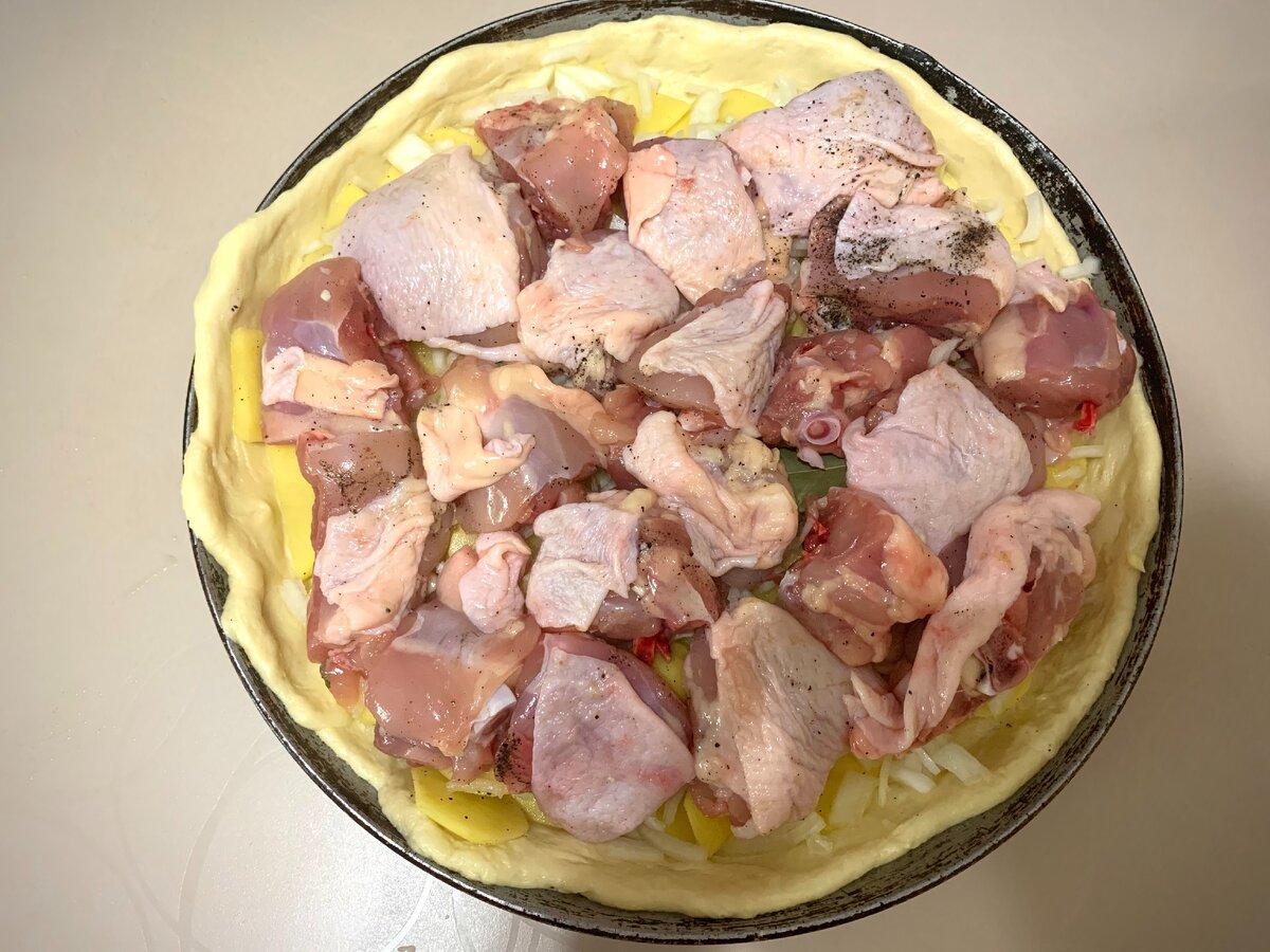 Равномерно выкладываем куски курицы