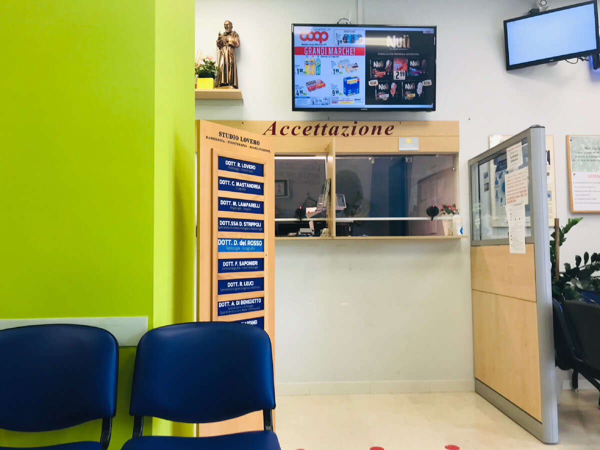 Самый главный и очень весомый недостаток жизни в Италии. Это единственное, с чем я не могу смириться. Офис частной клиники