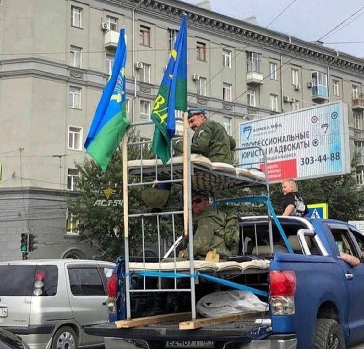 На фото из сети. Вчерашние покатушки в Новосибирске десантов из тех,  кто не смог поплавать в отключенных на профилактику фонтанах.