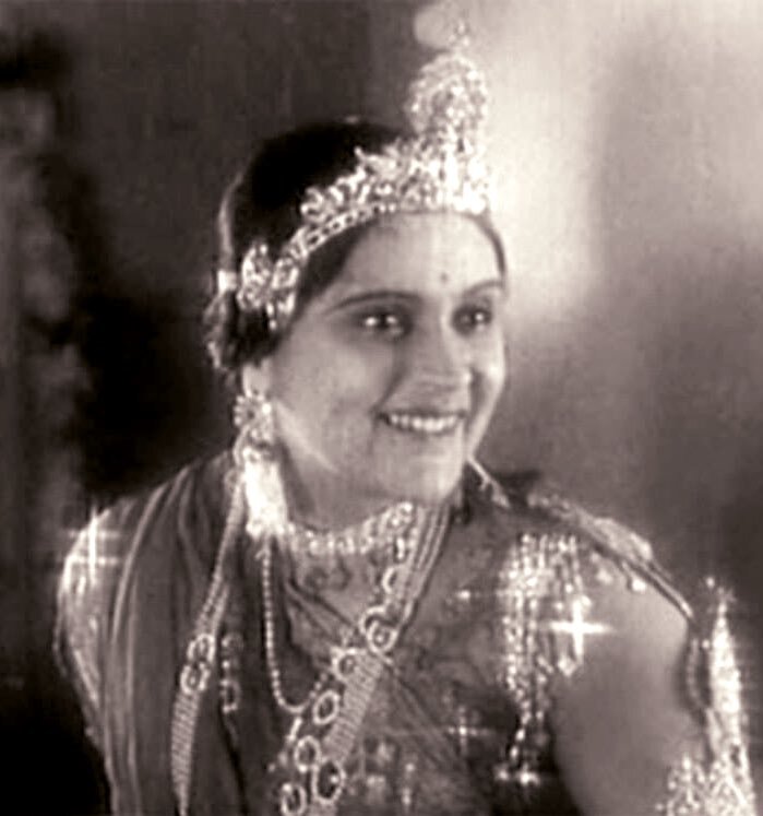 Дурга Кхоте в роли принцессы Тарамати. фото взято с яндекс-картинок.