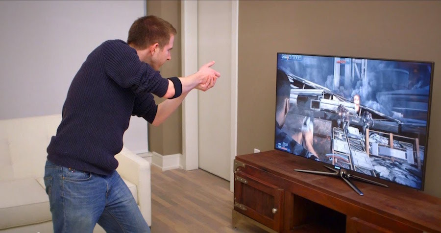 Человек играет в игру жестами.