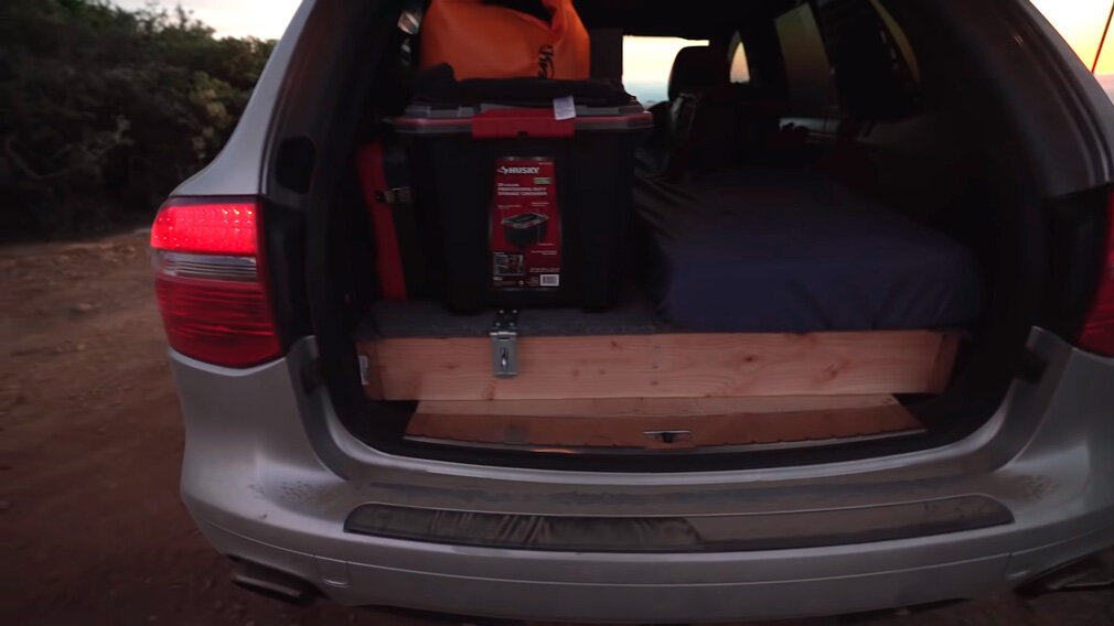 Porsche Cayenne. Скриншот с YouTube-канала Harrison Schoen