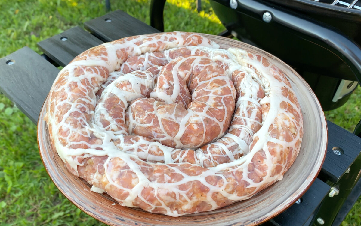 В жировой сетке готовят разные мясные блюда, я сделала колбаски ...