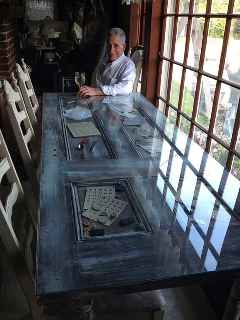 Стол из старой деревянной двери.