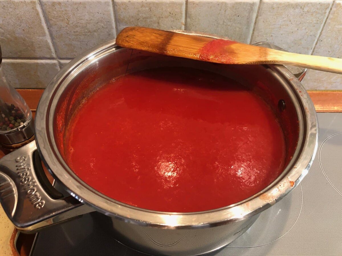 После томатного сока красный стул