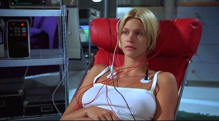 Наташа Хенстридж. Кадр из фильма "Особь" (1995)
