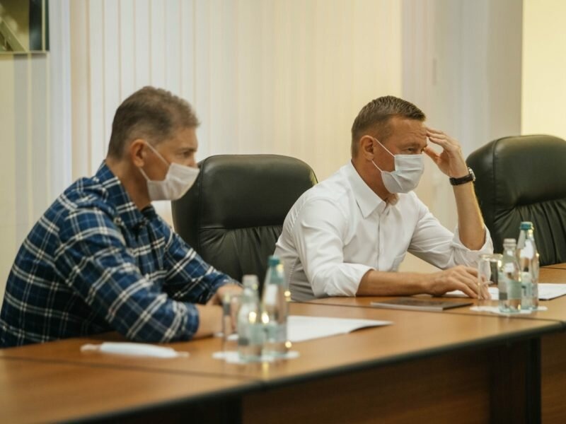 Зам по медицине Андрей Белостоцкий и губернатор Роман Старовойт