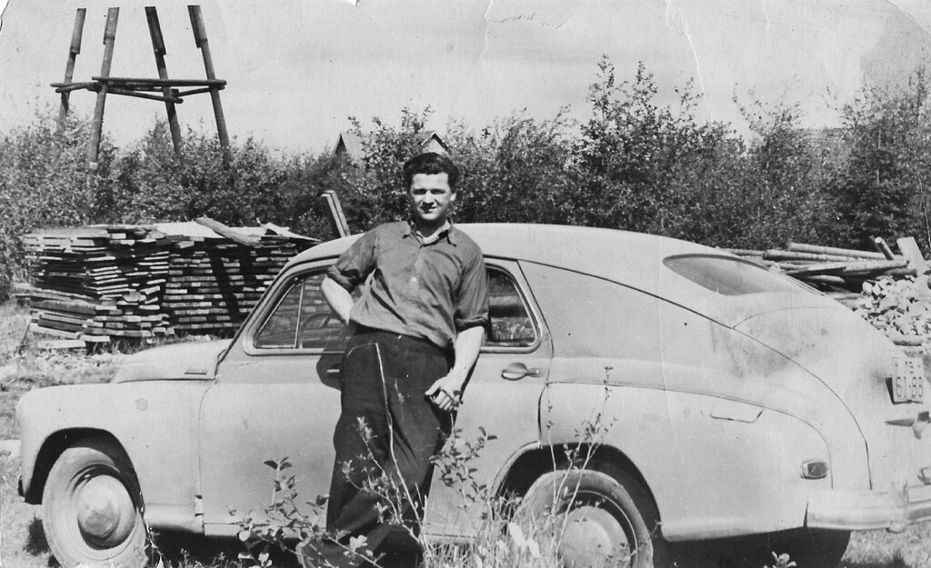 «Первый парень на деревне». Неизвестный автор, 17 июля 1957 года, Ленинградская обл., пос. Лисий Нос,  из архива Елены Михайловой.