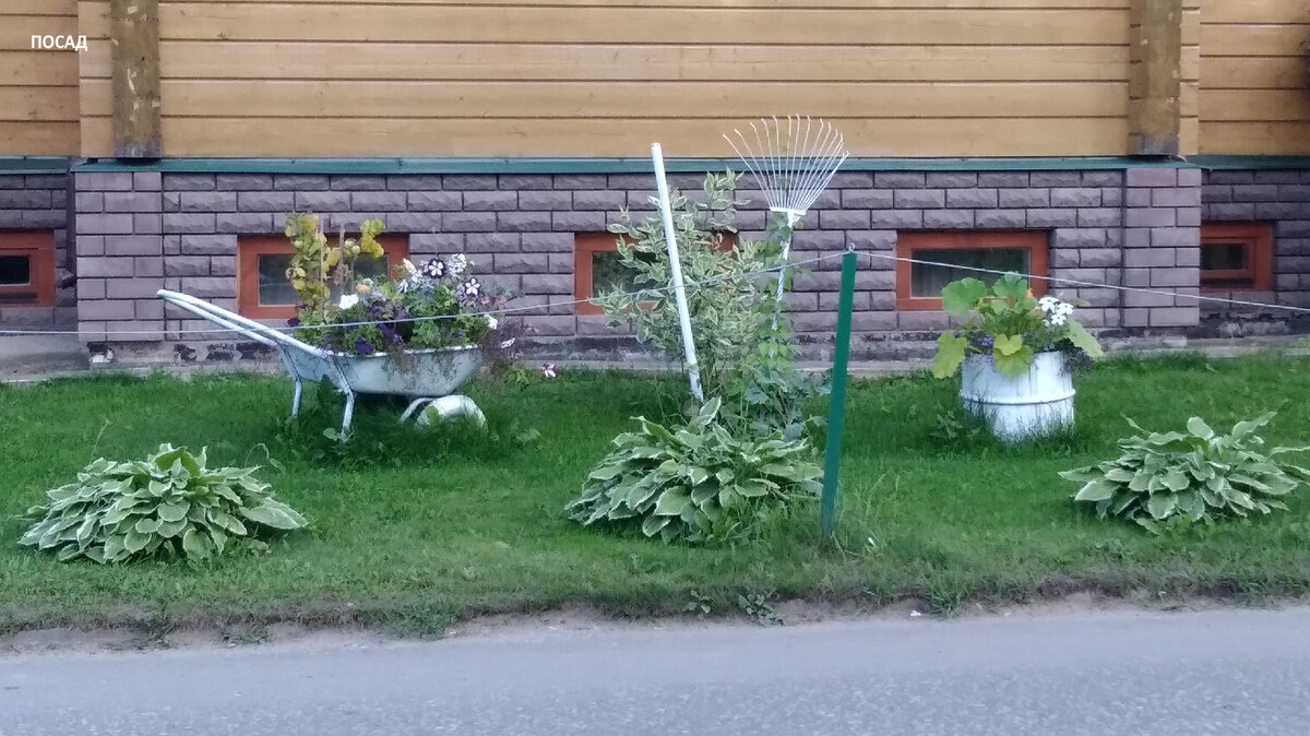 Замечательный и нарядный цветничок получился! И можно не бояться, что украдут, или испортят.