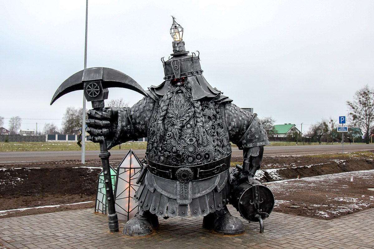 Дварф, собравшийся на коп. Вполне реалистичная скульптура, установленная в Солигорске, Белоруссия. Фото для иллюстрации с сайта https://autogrodno.by/