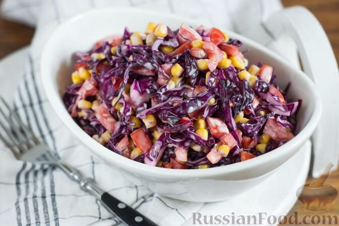 капуста краснокочанная, кукуруза консервированная, помидоры, майонез, соль