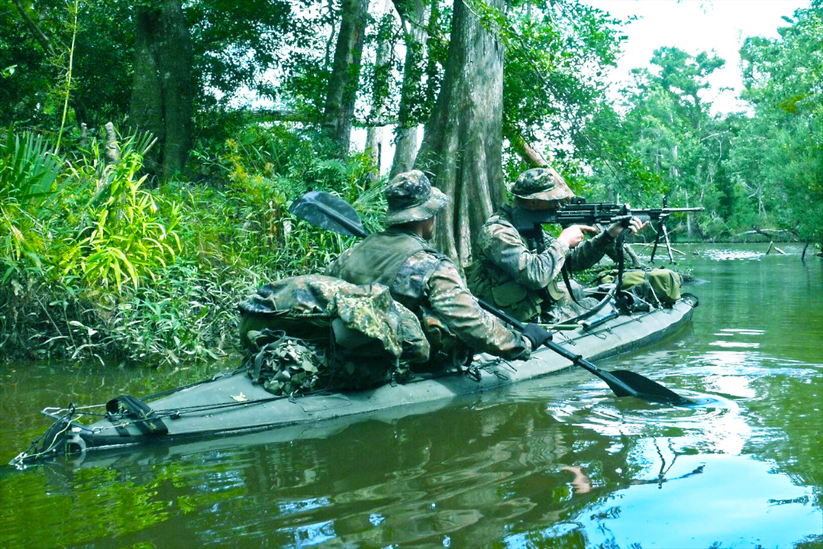 Военные на байдарки