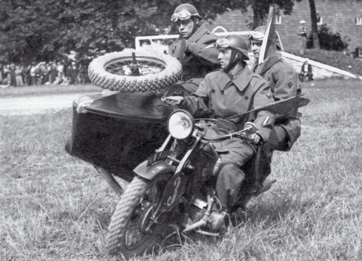 Французская команда Marechal des Logis Bisiau наклоняет Gnome & Rhône 750 XA RM для выполнения акробатической фигуры: заменена колеса коляски на запасное.