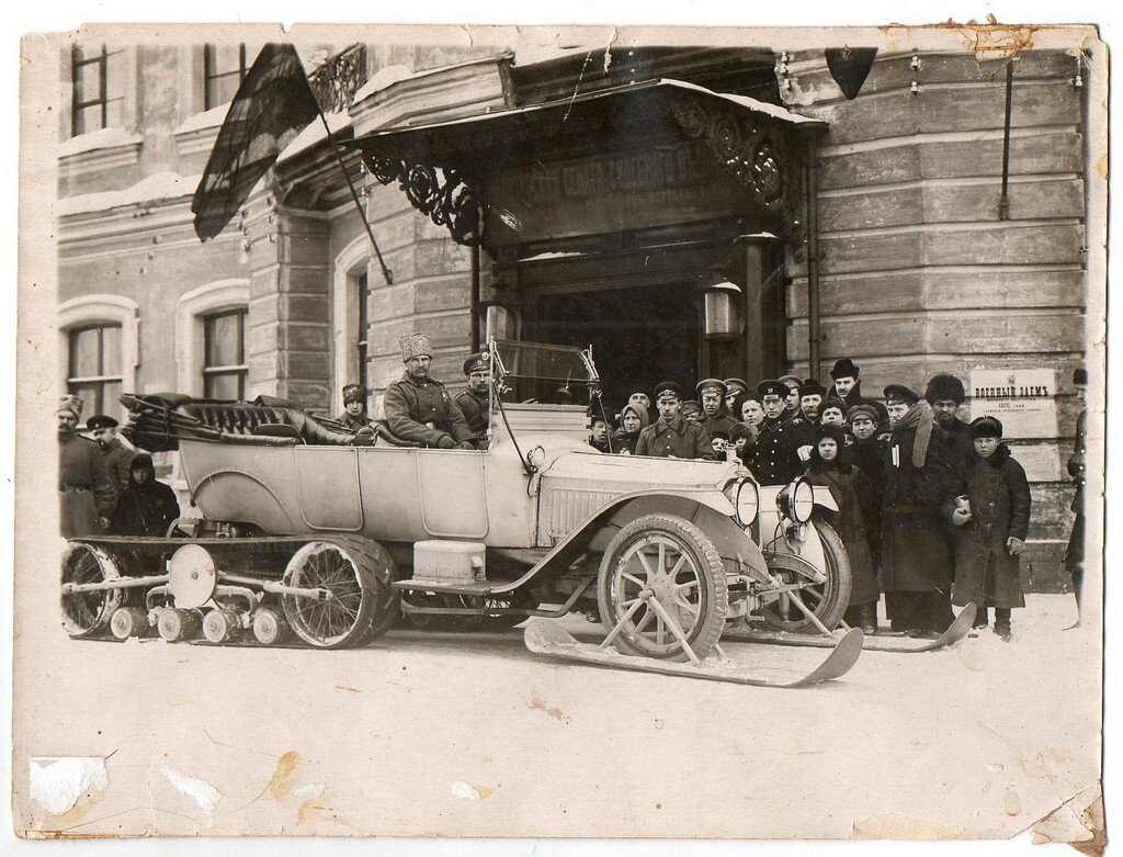Вездеходы на полугуинично-лыжном ходу были довольно распространены в императорском и раннесоветском кремлёвском гаражах. Дороги в те годы по-прежнему оставались направлениями