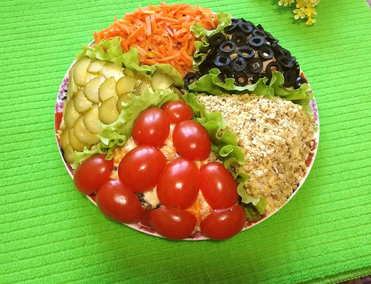 Торт-салат из 5 салатов. Именно о нём рассказывают мои гости, когда вспоминают о празднике