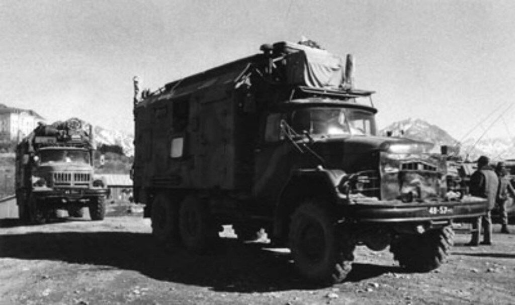 Машины связи выстраивают колонну. Фото из открытых источников.