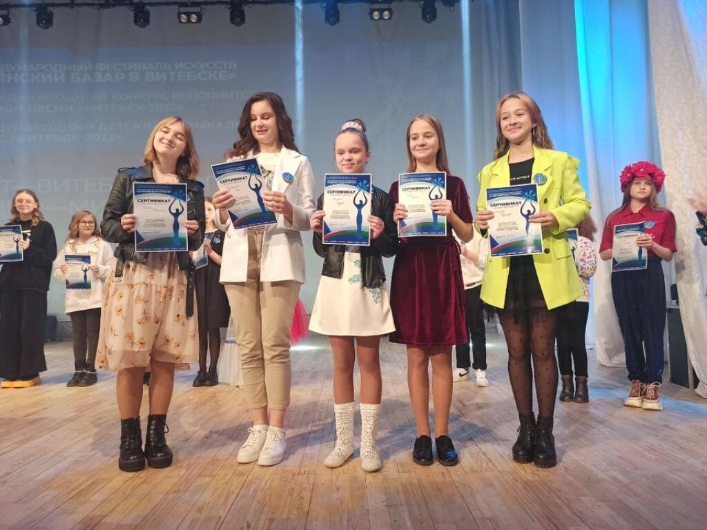 Пятёрка лучших юных вокалистов. Кира ЧЕКУН (вторая справа).
