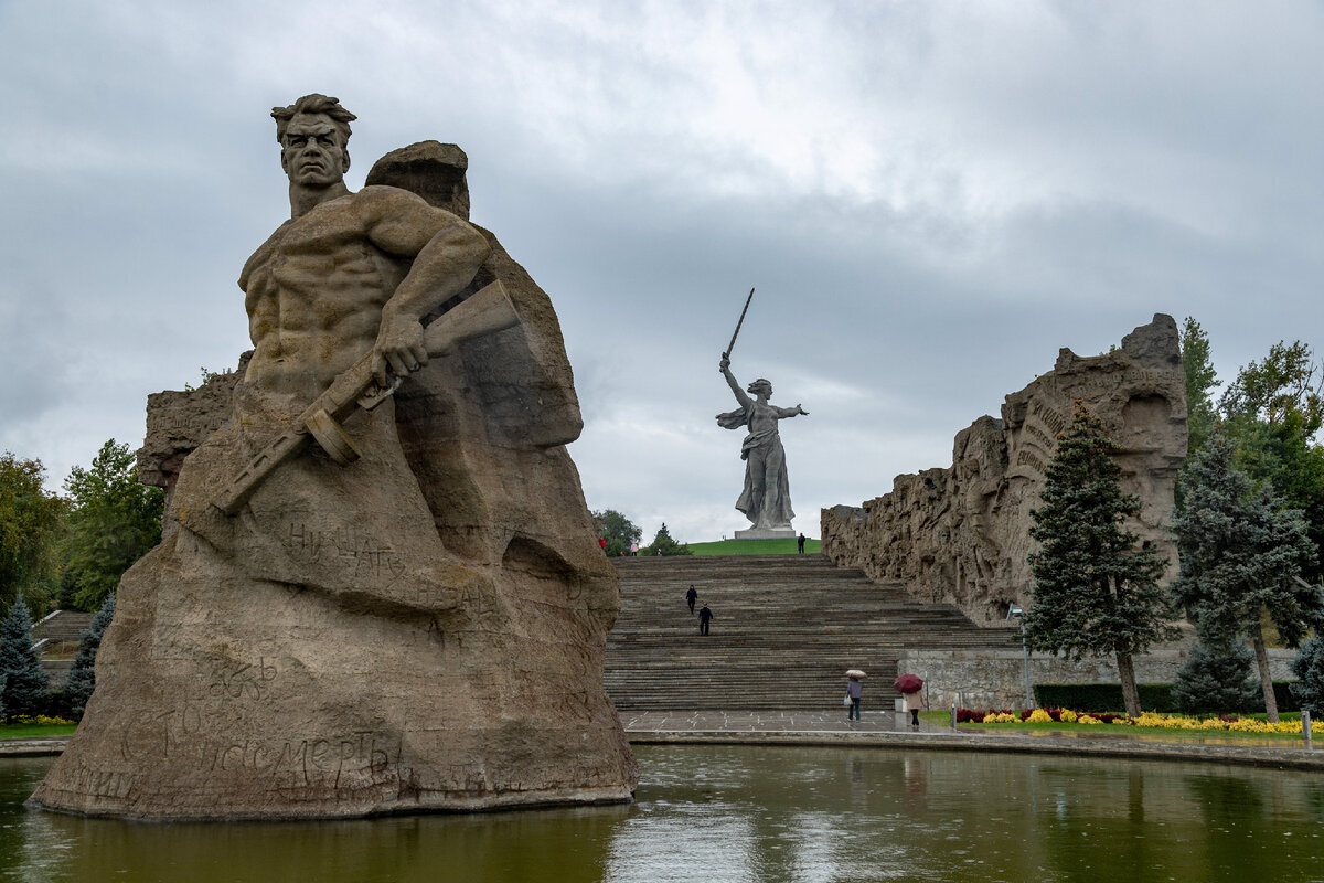 Мамаев курган сталинградская высота. Героям Сталинградской битвы на Мамаевом Кургане. Памятники героям Сталинградской битвы в Волгограде. Мамаев Курган Сталинградская битва памятник. Памятник-ансамбль героям Сталинградской битвы.