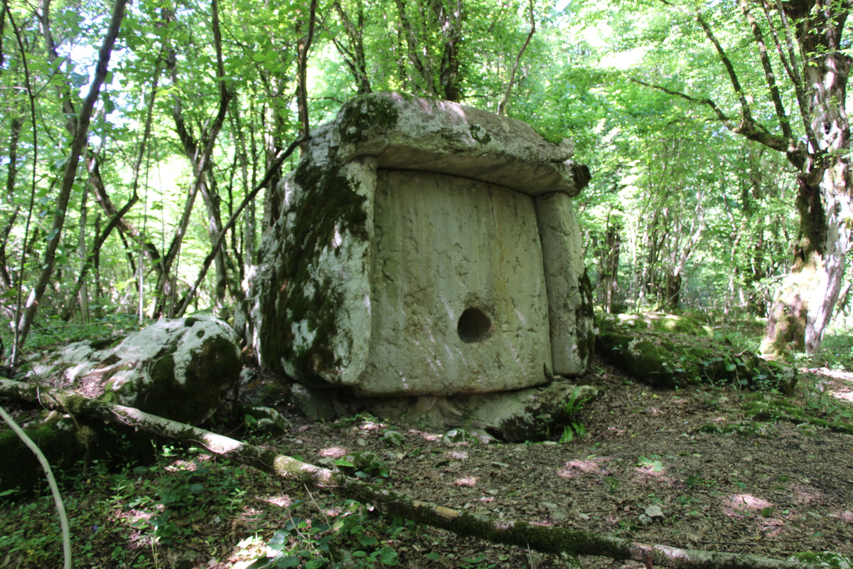 Азантский дольмен в Абхазии