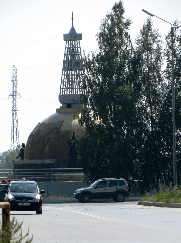 Сибирский стал. • Памятник первооткрывателем нефти в Мегионе. Урай памятник первооткрывателям нефти. Памятник первооткрывателям Сургута.