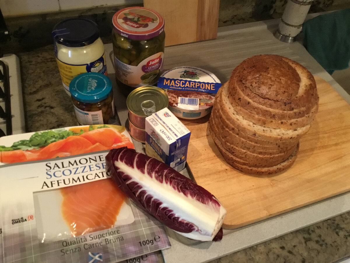 Все ингредиенты, кроме крутых яиц. Яйца ещё варятся. 