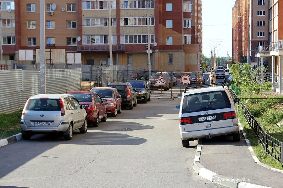 Машина во дворе. Стоянка во дворе. Парковка машин во дворе. Парковки во дворах жилых домов.