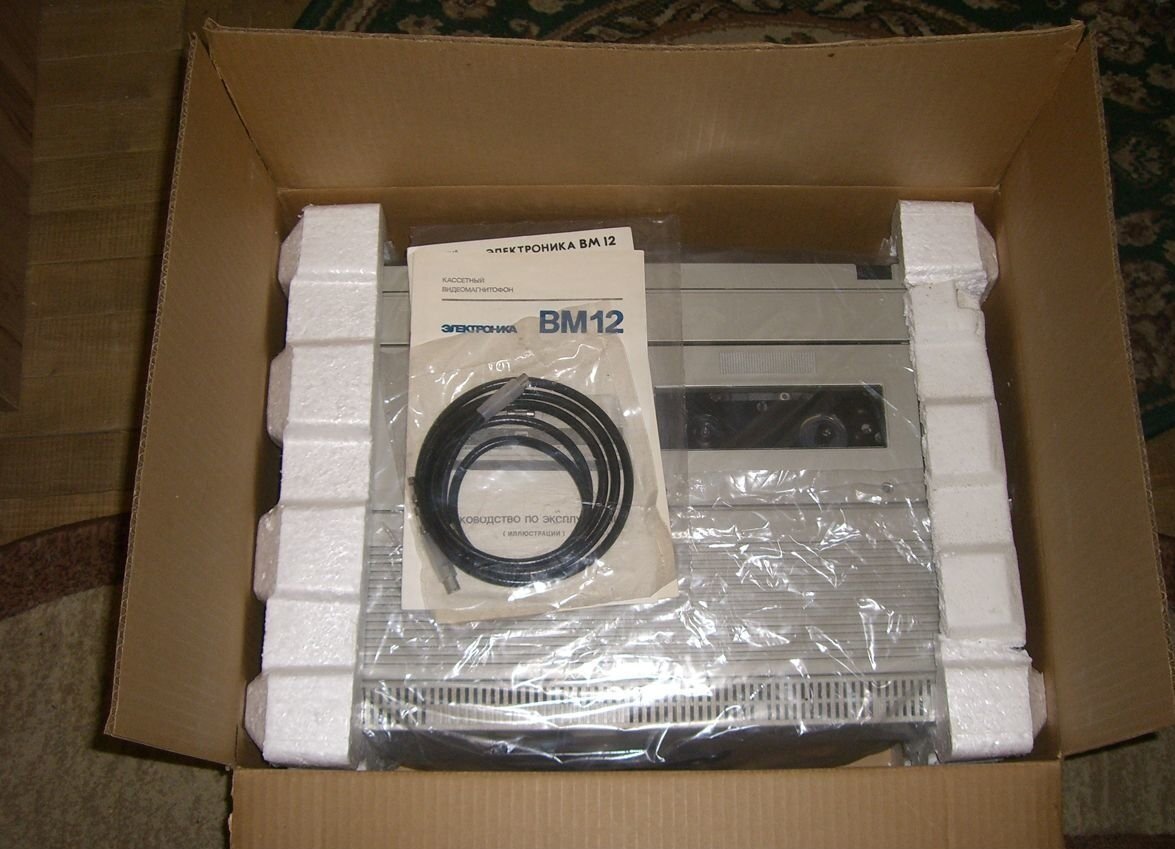 Упакованный новый видеомагнитофон в родной пленке