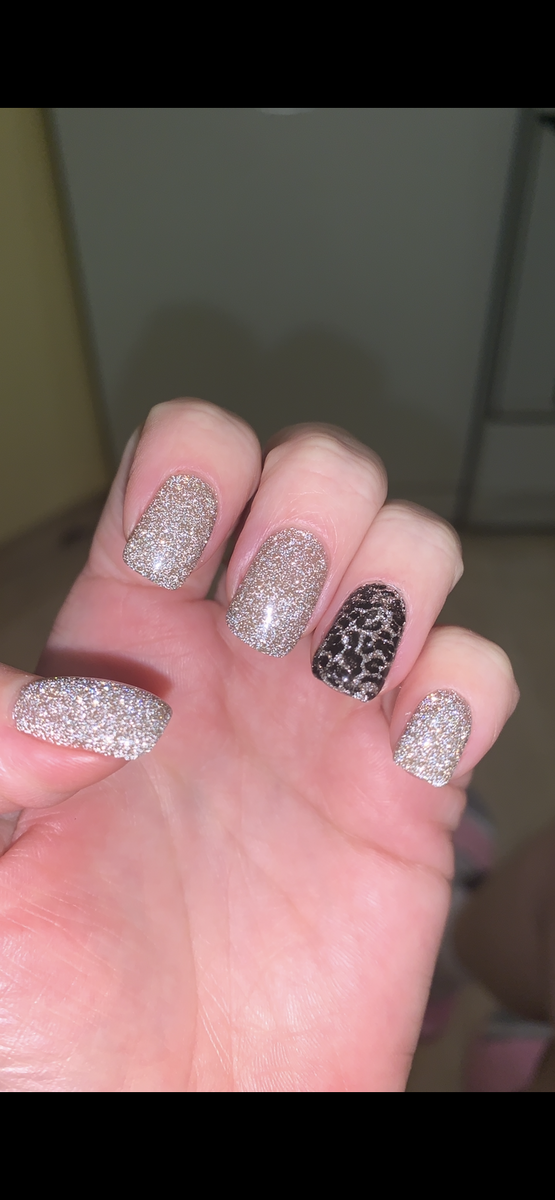 Светоотражающий + стемпинг. Мы выбрали такой рисунок (змея), но их великое множество... На мой взгляд достаточно броско и стильно