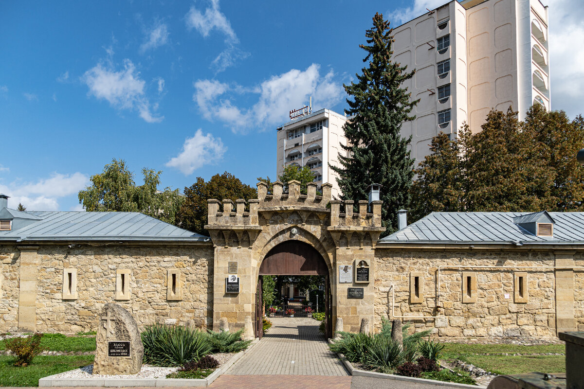 2. Ворота Кисловодской крепости и памятный знак об основании города Кисловодска 13 (25) июня 1803 года.