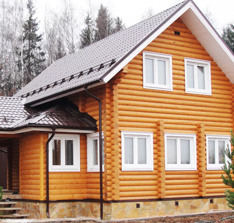 Деревянные дома не нуждаются в дополнительной отделке, но это не означает, что им и вовсе не требуется уход. В зависимости от типа дерева и его внешнего вида может появиться необходимость его покраски, к которой нужно подойти максимально ответственно. Помимо того что нужно выбрать правильную краску, важно провести правильно сам процесс. Для многих людей он сводится к удалению старого покрытия (и то не полностью) и нанесению нового, но с такой покраской новый внешний вид не продержится долго, потому не стоит опускать важные нюансы.