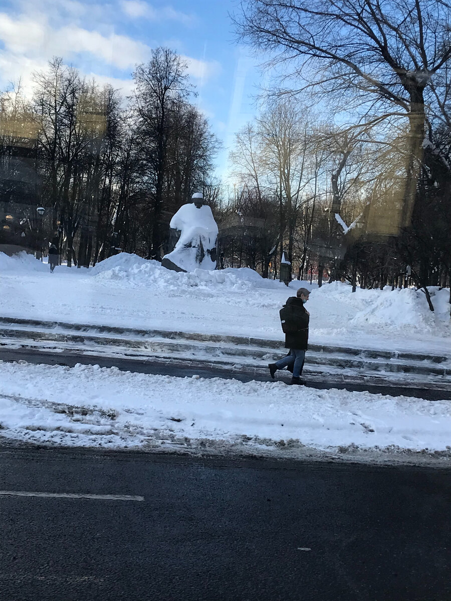 Толстой на Девичьем поле. Весь в снегу, как доктор в халате и шапочке.