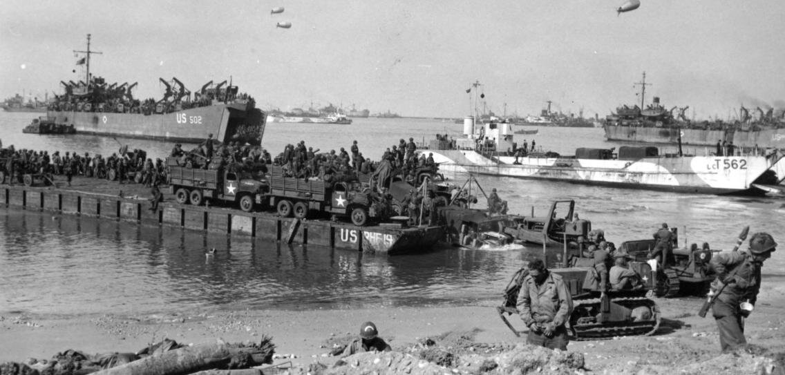 День "Д" 6 июня 1944 года. Не успели первые подразделения высадиться в Нормандии, как за ними последовали подразделения "Строительным батальонов". Тут же начали строить гавани, госпитали и склады.