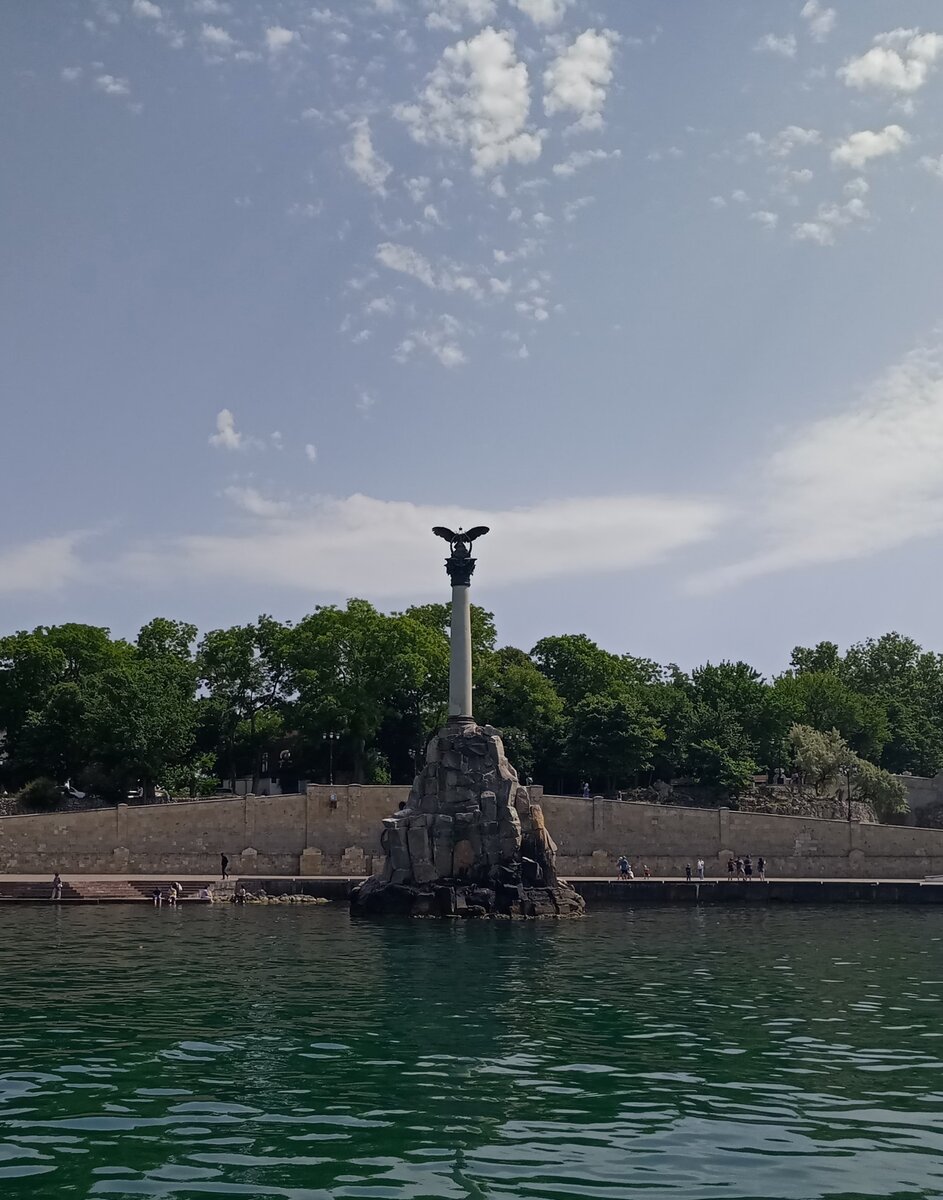 Памятник затопленным кораблям - главный символ Севастополя