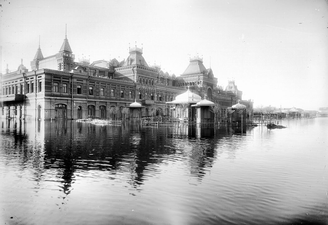 М. Дмитриев "Нижегородская ярмарка. Вид на главный ярмарочный дом во время половодья" (1899).
