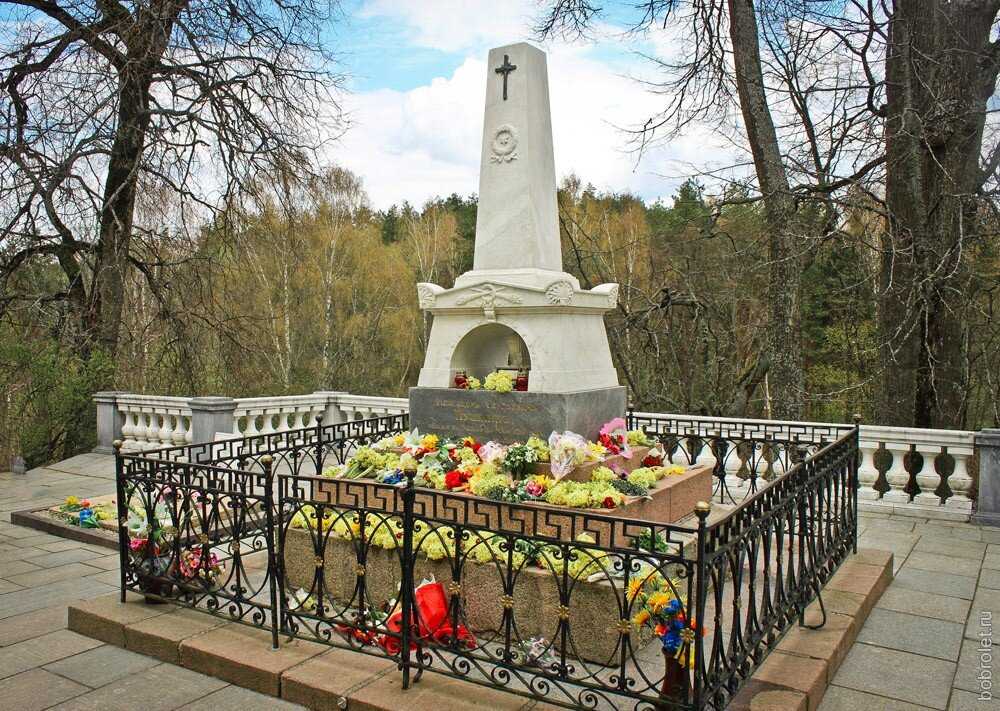 В каком городе могила пушкина. Святогорский монастырь могила Пушкина. Святогорский монастырь Михайловское могила Пушкина. Пушкин похоронен в Святогорском монастыре. Памятник на могиле Пушкина в Святогорском монастыре.