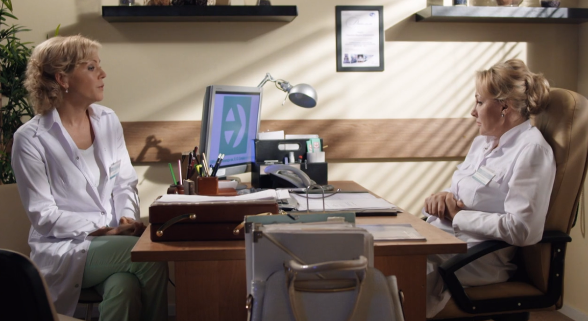 Кадр из кинофильма "Склифосовский 4", 2015 г., режиссер Юлия Краснова, сценаристы Екатерина Тирдатова, Андрей Бабик, композиторы Денис Новиков, Дмитрий Чижевский (скриншот) 