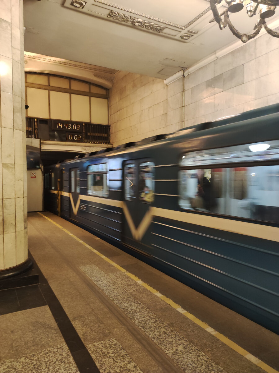 ема502 отъезжает от станции Автово 10.04.2022 