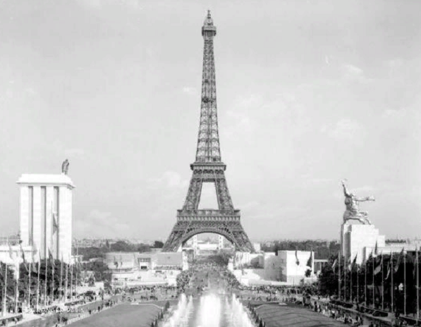 На ВСХВ, куда после долгих споров установили скульптуру, ее пьедестал был в три раза ниже, чем на выставке в Париже.