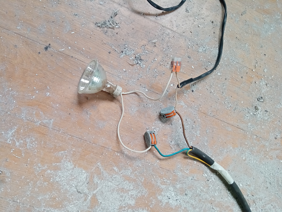 Проверка электропроводки при помощи контрольки