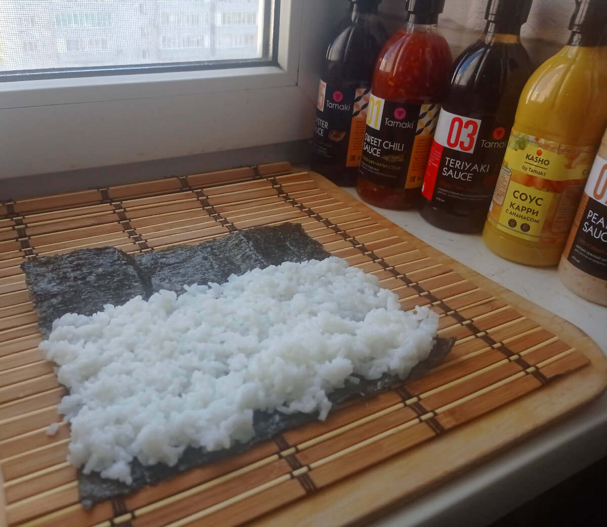 выкладываю рис на нори