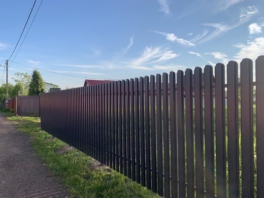 Вот так выглядит однонсторонний штакетник зазор 4 см высота 2 метра, форма П образная фигурная (фото выполненной работы предоставлено Русланом)