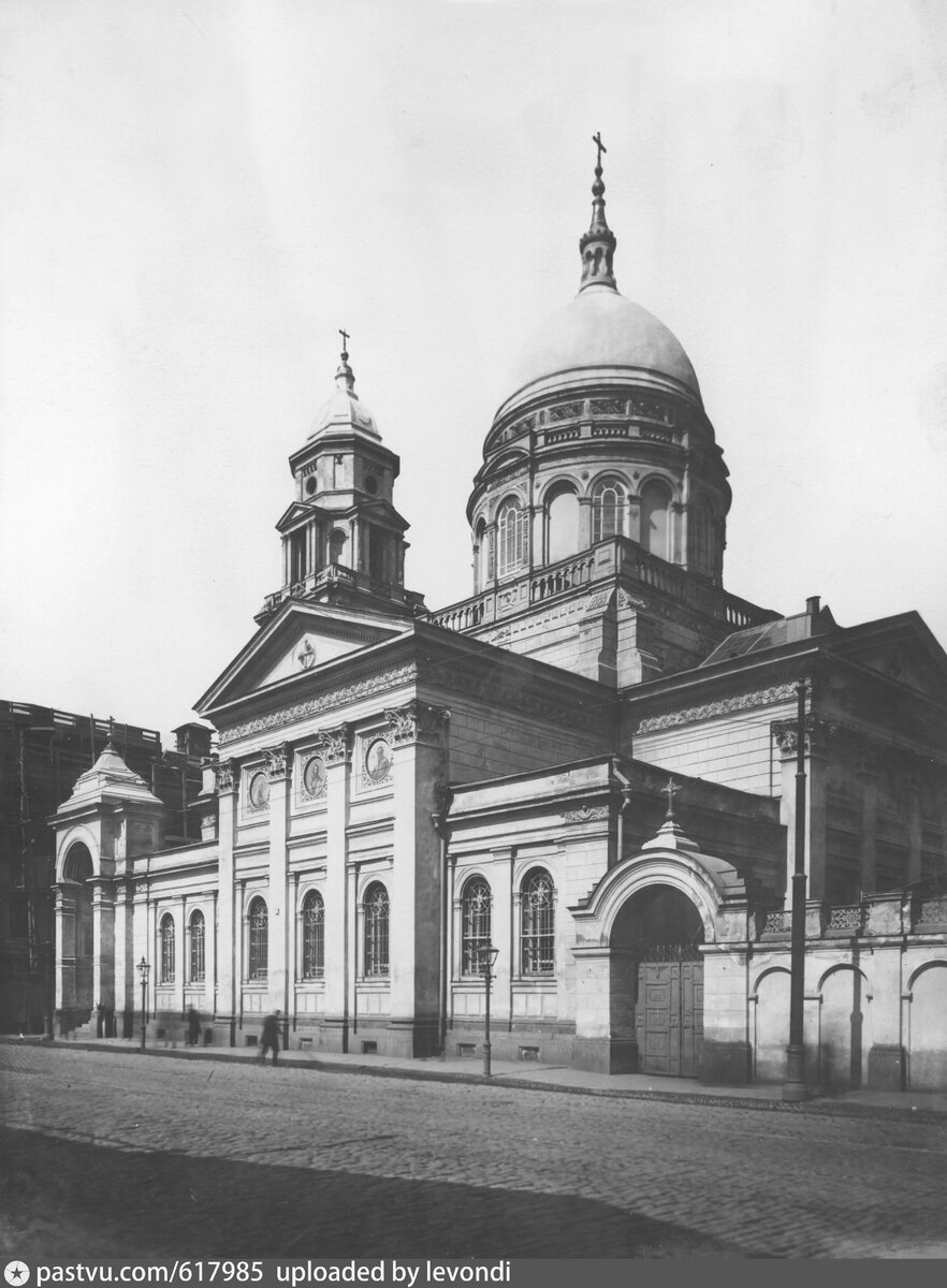 Церковь Троицы на Грязех (адрес в наше время: Покровка, 13). Фото 1905-1910, с сайта www.pastvu.com.